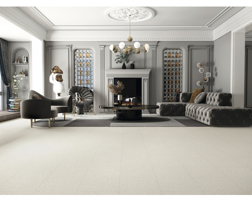 Interiérová fotografia obývacej izby s pohovkou, kreslom, krbom a dekoráciami