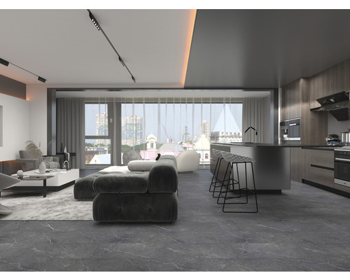 Interiérová fotografia obývacej izby s kuchyňou, pohovkou, stoličkami a oknom