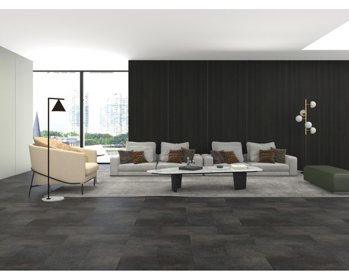 Svetlá obývacia izba s pohovkami, kreslom, konferenčným stolíkom a stojacími lampami na tmavej podlahe