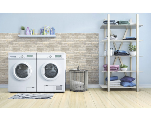 Práčovňa s práčkou, sušičkou, regálom a košom na bielizeň na usporiadanie bielizne