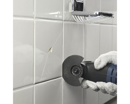 Fréza na škáry pri použití na poškodenej obkladačke