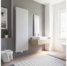 Moderná kúpeľňa s radiátorom, umývadlom, zrkadlom, bidetom a kobercom