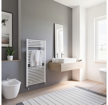 Kúpeľňa s ohrievačom uterákov, umývadlom, zrkadlom a bidetom