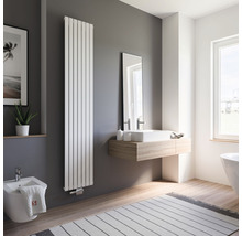 Moderná kúpeľňa s radiátorom na uteráky, umývadlom, zrkadlom a bidetom pre svetlú a priateľskú atmosféru