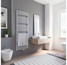 Moderná kúpeľňa s radiátorom na uteráky, umývadlom, zrkadlom a bidetom.