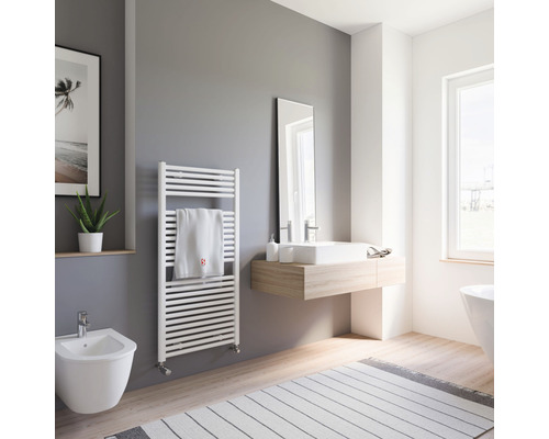 Moderná kúpeľňa s radiátorom na uteráky, umývadlom, zrkadlom a bidetom