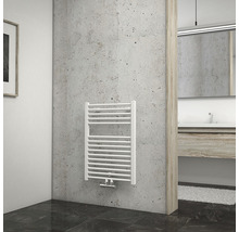 Biely radiátor na uteráky na stene v kúpeľni