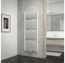 Kúpeľňa s rebríkovým radiátorom na uteráky na stene