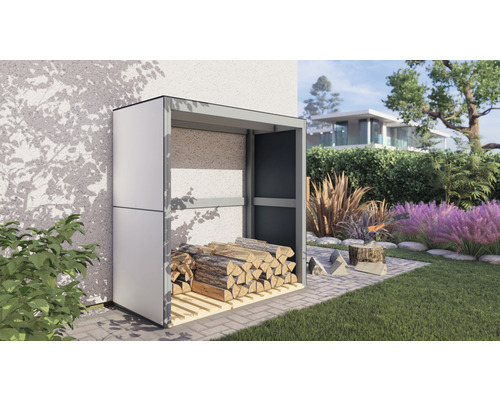 Drevník s naskladaným palivovým drevom v záhrade.