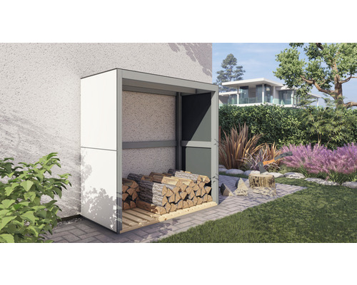 Sklad dreva s drevom na terase v záhrade