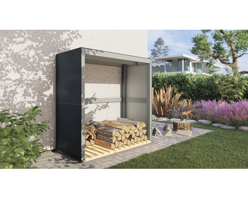 Kovový sklad dreva s polenami v záhrade