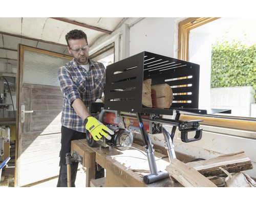 Muž obsluhuje štiepačku dreva s bezpečnostným zariadením