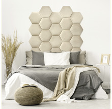 Spálňa s čalúneným čelom postele v hexagonálnom prevedení