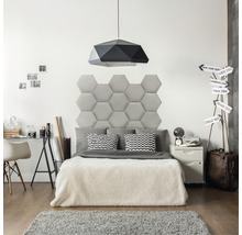 Spálňa s posteľou, nočným stolíkom, písacím stolom a geometrickou lampou