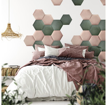 Spálňa s posteľou, textilom a stenovými panelmi v tvare šesťuholníkov