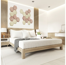 Svetlá spálňa s posteľou a šesťhrannou nástennou dekoráciou