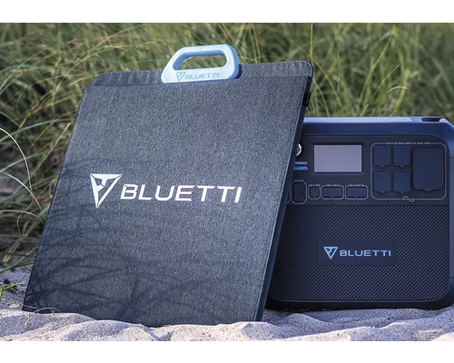 Solárny panel a napájacia stanica Bluetti na piesku