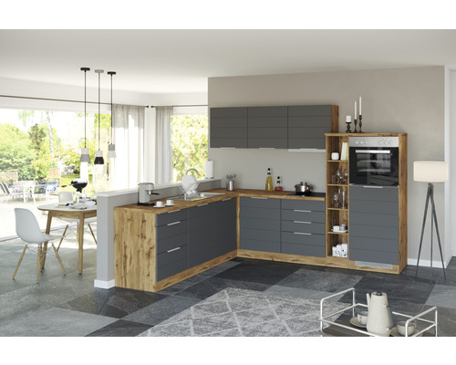 Moderná kuchyňa so sivými skrinkami a drevenými prvkami, vrátane jedálenského stola a stoličiek