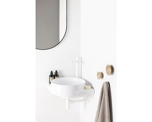 Kúpeľňa s okrúhlym umývadlom, zrkadlom a háčikmi na uteráky