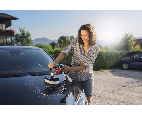 Žena leští auto leštičkou