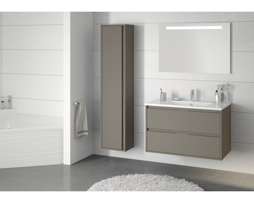 Moderná kúpeľňa s umývadlovou skrinkou, zrkadlovou skrinkou s osvetlením a vysokou skrinkou