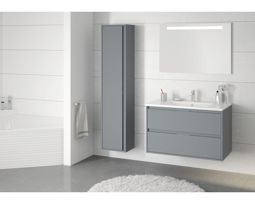 Moderná kúpeľňa s umývadlovou skrinkou, zrkadlovou skrinkou a vysokou skrinkou