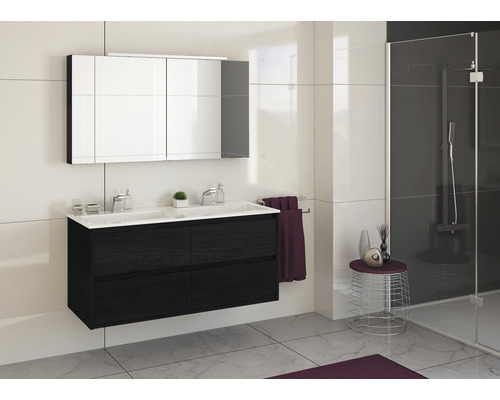 Kúpeľňa s dvojitým umývadlom, zrkadlovou skrinkou a sprchou