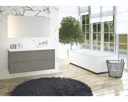 Kúpeľňa s umývadlovou skrinkou, zrkadlom, vaňou a košom na bielizeň