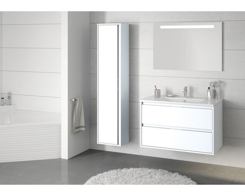 Svetlá kúpeľňa s umývadlovou skrinkou, zrkadlovou skrinkou a vysokou skrinkou