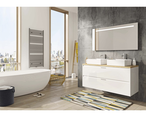 Moderná kúpeľňa s vaňou, umývadlom, zrkadlom a ohrievačom uterákov.