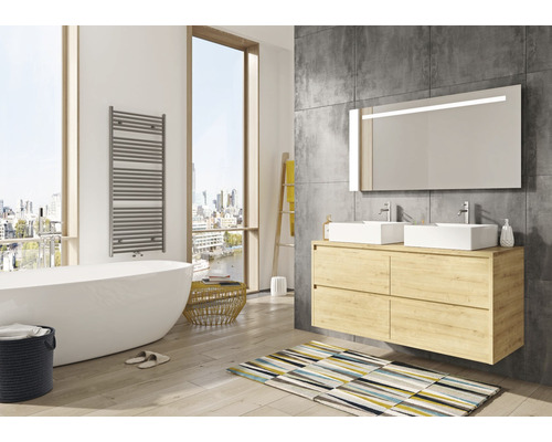 Svetlá kúpeľňa s voľne stojacou vaňou, umývadlová skrinka s dvoma umývadlami a osvetleným zrkadlom