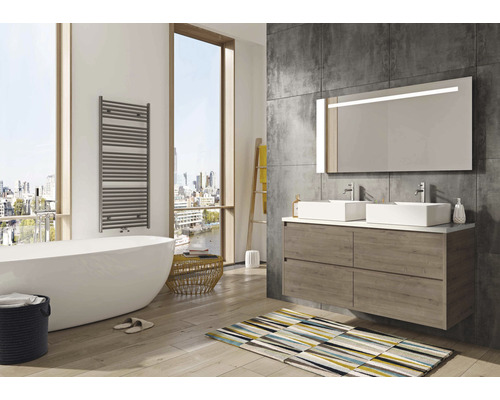 Svetlá kúpeľňa s vaňou, skrinkou pod umývadlo, zrkadlom a ohrievačom uterákov.