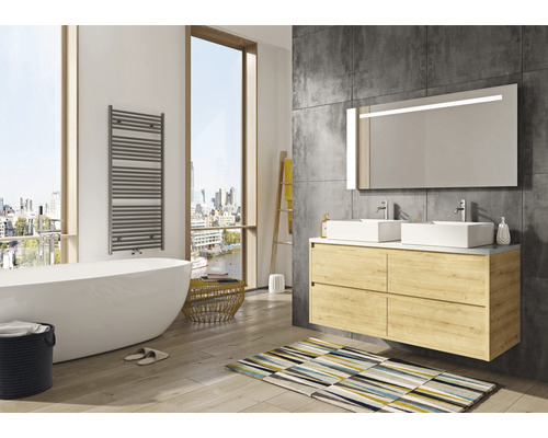 Svetlá kúpeľňa s vaňou, umývadlovou skrinkou s dvoma umývadlami a vyhrievaným vešiakom na uteráky