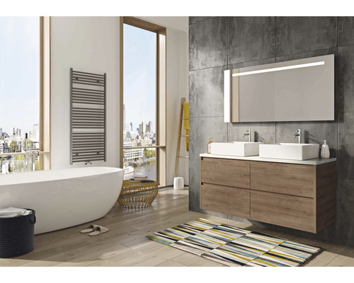 Svetlá kúpeľňa s vaňou, umývadlovou skrinkou s dvoma umývadlami a osvetleným zrkadlom