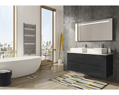 Kúpeľňa s vaňou, umývadlová skrinka s dvoma umývadlami, zrkadlo s osvetlením a ohrievač uterákov.