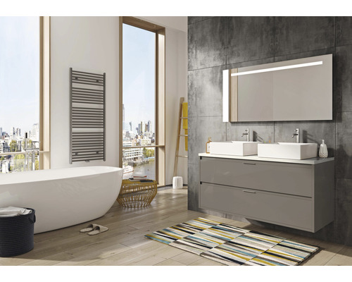 Moderná kúpeľňa s vaňou, umývadlovou skrinkou s dvoma umývadlami a osvetleným zrkadlom.