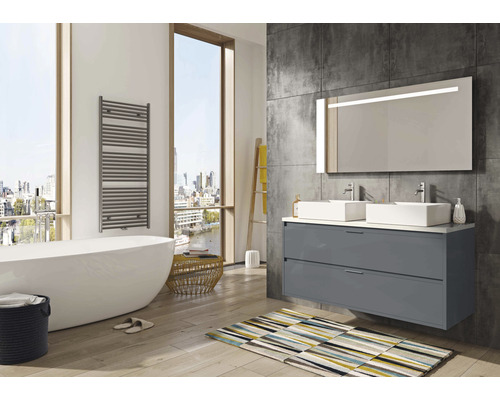 Svetlá kúpeľňa s vaňou, umývadlová skrinka s dvomi umývadlami a osvetleným zrkadlom