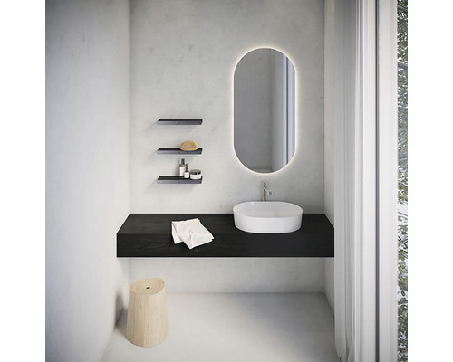 Svetlá kúpeľňa s umývadlom, osvetleným zrkadlom a policami