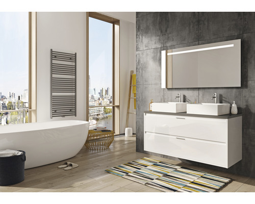 Svetlá kúpeľňa s vaňou, umývadlovou skrinkou s dvoma umývadlami a vyhrievaným vešiakom na uteráky