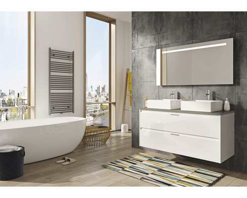 Svetlá kúpeľňa s vaňou, umývadlom s dvoma umývadlami a vyhrievaným sušiakom na uteráky