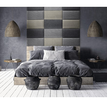 Spálňa s posteľou, nočnými stolíkmi a dekoratívnymi prvkami pre útulnú atmosféru