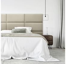 Spálňa s čalúneným čelom postele, posteľou a nočným stolíkom