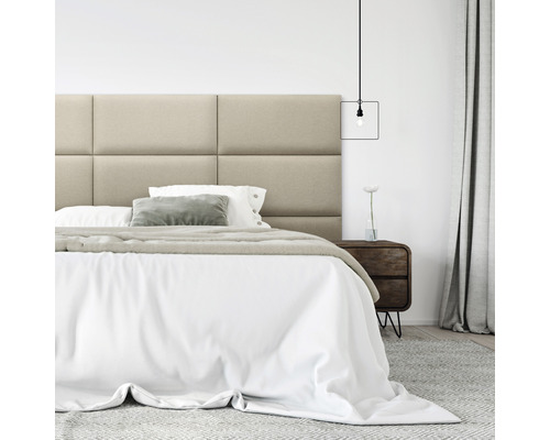 Spálňa s čalúneným čelom postele, posteľou a nočným stolíkom