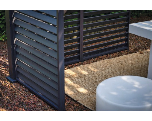 Lamelový paraván s kobercom v záhrade