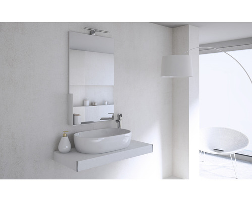 Moderná kúpeľňa s umývadlom, zrkadlom a osvetlením