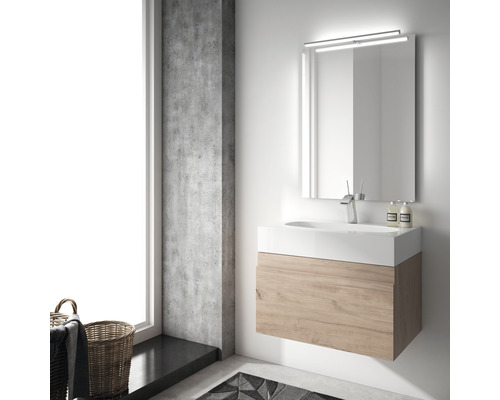 Moderná kúpeľňa s umývadlom, zrkadlom a osvetlením