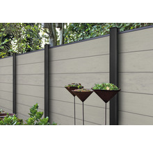 Plastový záhradný plot s oceľovými stĺpikmi