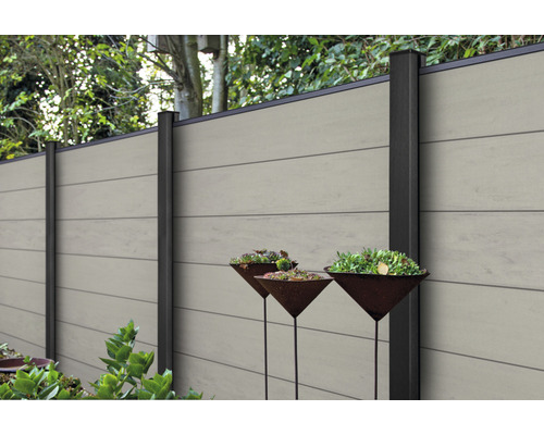 Plastový záhradný plot s oceľovými stĺpikmi