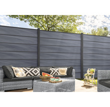 Plastový záhradný plot so sedacou súpravou v záhrade