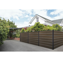 Drevený a kovový plot na ochranu súkromia v exteriéri